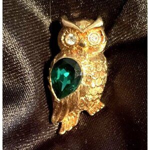 Vintage 1994 Wilderness Owl Pin Stamped Avon Small Gold Tone Green